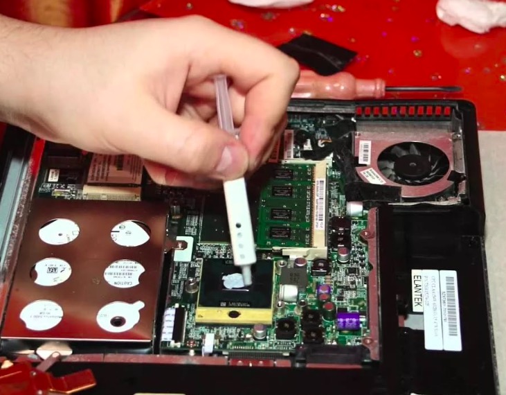 Чистка ноутбука от пыли и замена термопасты в Шебекино